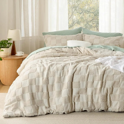Bohemian Quilted 3-Piece Bedding Set with a soft, breathable comforter and two matching pillowcases.
